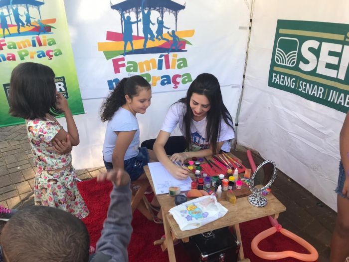 FAMÍLIA NA PRAÇA REÚNE CENTENAS DE PESSOAS.